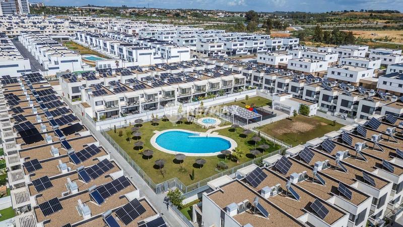 Foto bef37151-bfb6-4064-a34f-2d436b2ce088. Casa aparellada amb calefacció aparcament piscina a Dos Hermanas