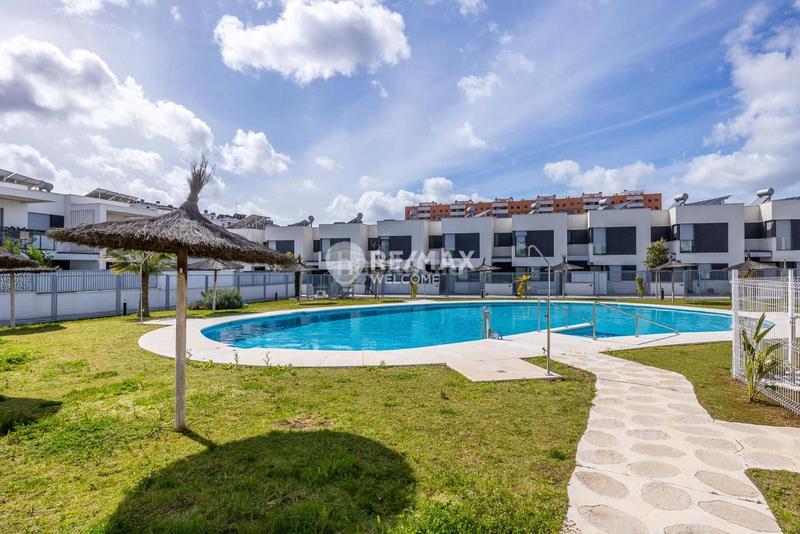 Foto c650a1f5-6d18-4253-902c-a05564b815d7. Casa aparellada amb calefacció aparcament piscina a Dos Hermanas