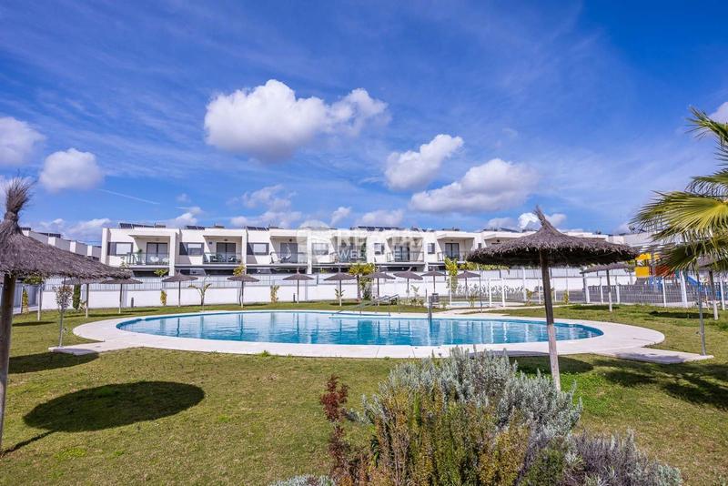 Foto d536ba23-1671-4fb8-95d7-d548d5a9a6a8. Casa aparellada amb calefacció aparcament piscina a Dos Hermanas