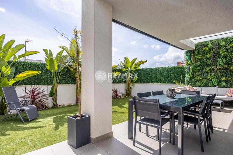 Foto e3d7ee55-4b7f-458d-b409-9d7f89d75c11. Casa aparellada amb calefacció aparcament piscina a Dos Hermanas