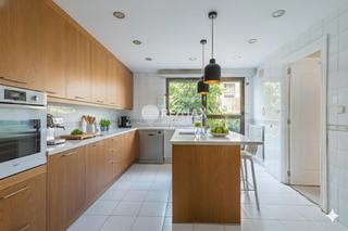 Doppelhaus  Julián hernández. Chalet exclusivo con jardín, piscina y ascensor privado en artur