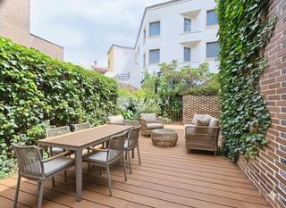 Casa aparellada  Julián hernández. Chalet exclusivo con jardín, piscina y ascensor privado en artur