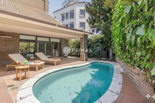 Casa aparellada  Julián hernández. Chalet exclusivo con jardín, piscina y ascensor privado en artur