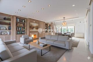 Casa pareada  Julián hernández. Chalet exclusivo con jardín, piscina y ascensor privado en artur