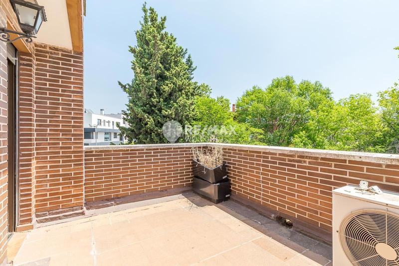 Foto 11ec1a6f-c37a-416c-a715-83f574831ce5. Casa pareada chalet exclusivo con jardín, piscina y ascensor privado en arturo soria en Madrid
