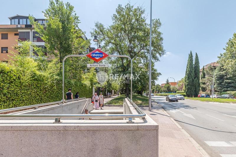Foto 1afb9402-bce5-42ac-9297-8fc519b27233. Casa pareada chalet exclusivo con jardín, piscina y ascensor privado en arturo soria en Madrid