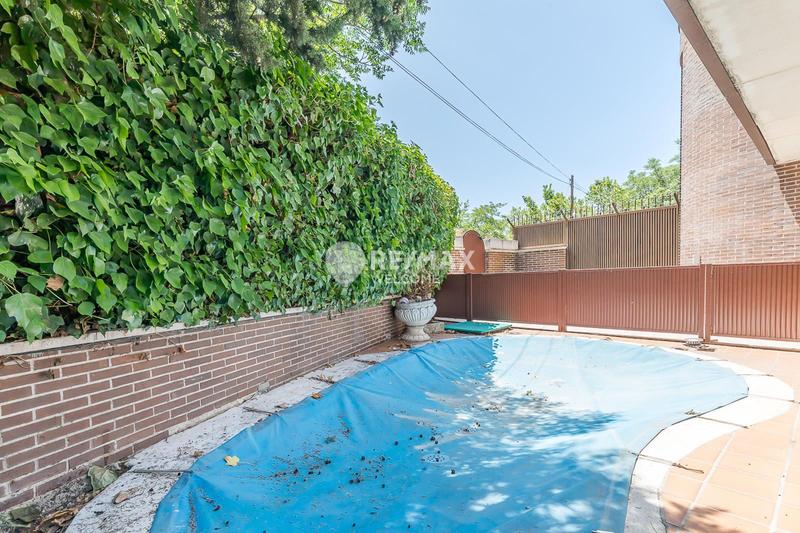 Foto 1b9f3be3-ea64-4e34-abd5-a4b1062da2e9. Casa pareada chalet exclusivo con jardín, piscina y ascensor privado en arturo soria en Madrid