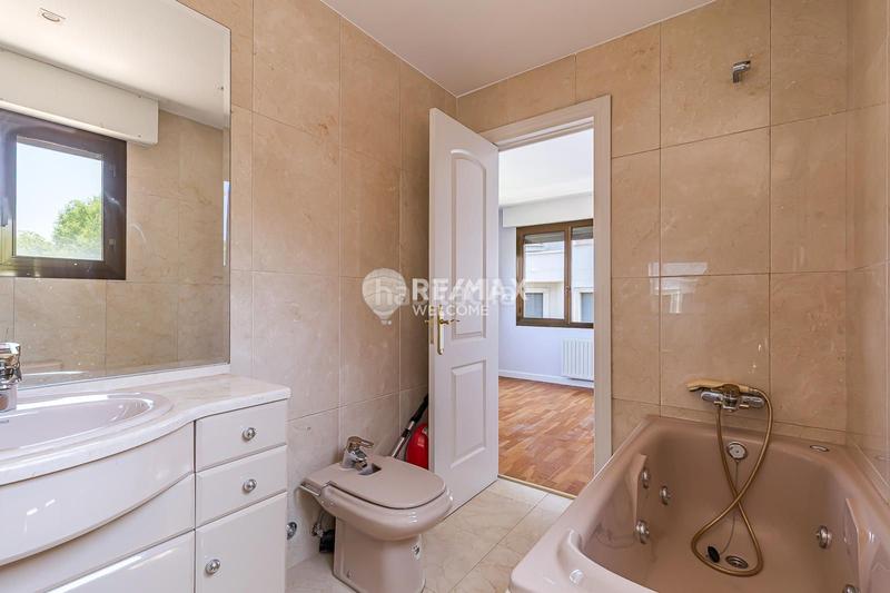 Foto 20c1e628-6374-482f-9e17-dde995bdb813. Casa pareada chalet exclusivo con jardín, piscina y ascensor privado en arturo soria en Madrid