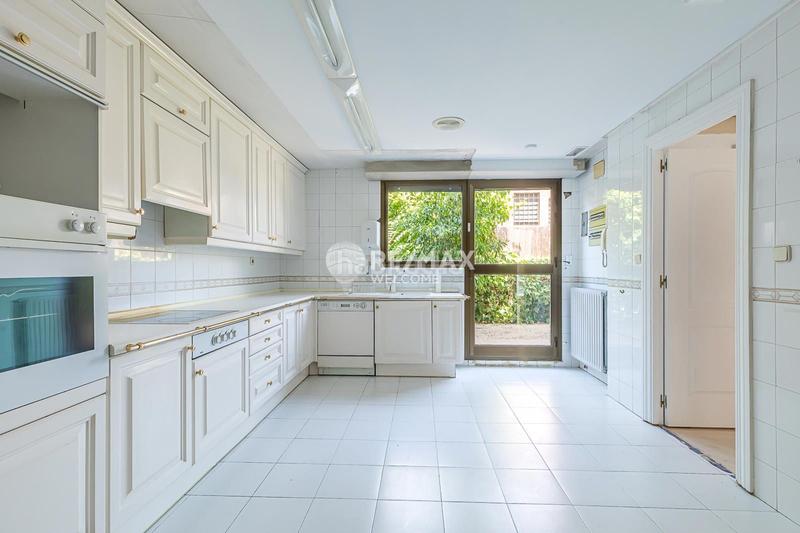 Foto 20d639fb-8b5a-46b4-976b-b8eed5c65737. Casa pareada chalet exclusivo con jardín, piscina y ascensor privado en arturo soria en Madrid