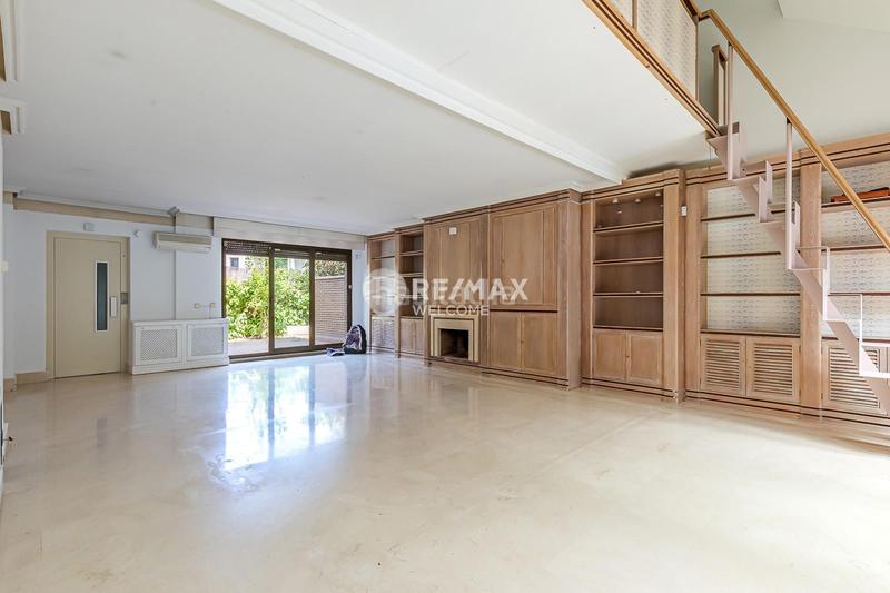 Foto 23b2f743-64f8-4746-9399-d9b07ac45e05. Casa pareada chalet exclusivo con jardín, piscina y ascensor privado en arturo soria en Madrid