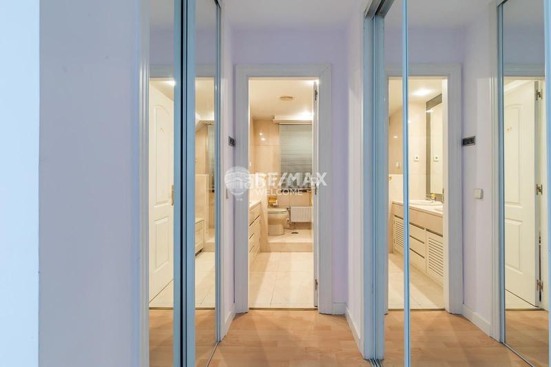 Foto 24f1086e-7393-453c-83c5-4150104b6055. Casa pareada chalet exclusivo con jardín, piscina y ascensor privado en arturo soria en Madrid