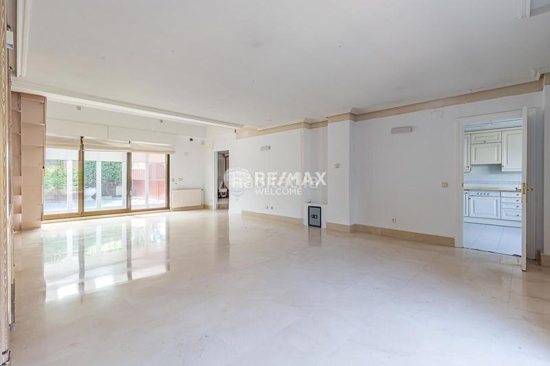Foto 286ad35b-acae-4f55-bbbb-bba9c31aa93a. Casa pareada chalet exclusivo con jardín, piscina y ascensor privado en arturo soria en Madrid