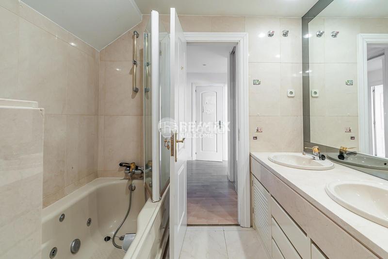 Foto 2b8818e7-6dae-4507-8be2-95c7cc8f5e28. Casa pareada chalet exclusivo con jardín, piscina y ascensor privado en arturo soria en Madrid