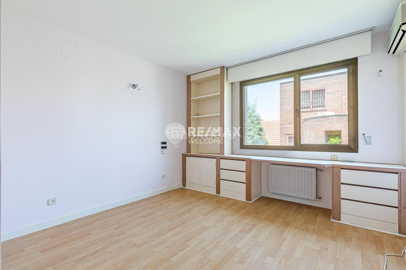 Foto 395eccb2-458a-41c2-9907-ac16c0be8aeb. Casa pareada chalet exclusivo con jardín, piscina y ascensor privado en arturo soria en Madrid