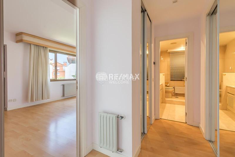 Foto 3f585013-ccd5-4df0-b4db-b724ce59beff. Casa pareada chalet exclusivo con jardín, piscina y ascensor privado en arturo soria en Madrid