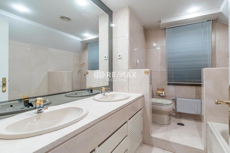 Foto 40713e46-71be-426f-b1e0-bd378604b064. Casa pareada chalet exclusivo con jardín, piscina y ascensor privado en arturo soria en Madrid