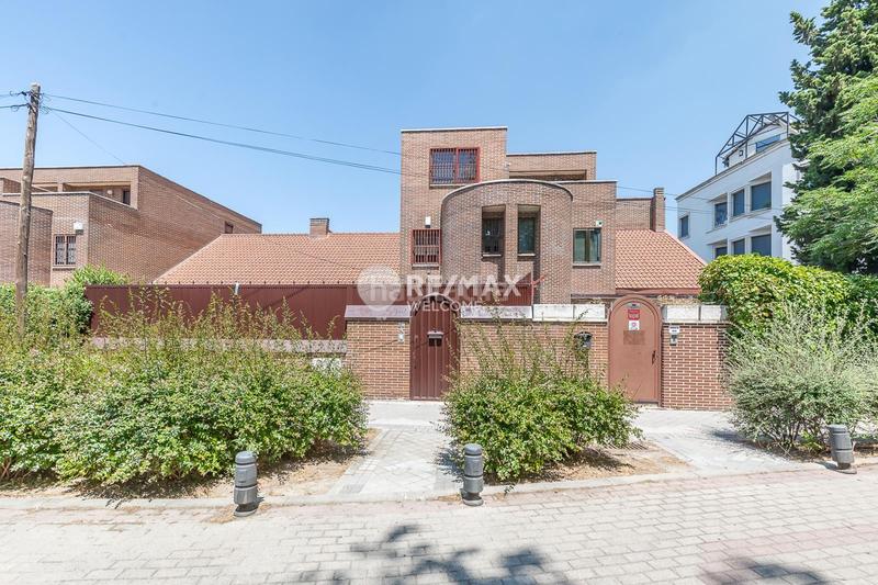 Foto 4276c010-aab9-4b72-90be-4f843fcc503d. Casa pareada chalet exclusivo con jardín, piscina y ascensor privado en arturo soria en Madrid
