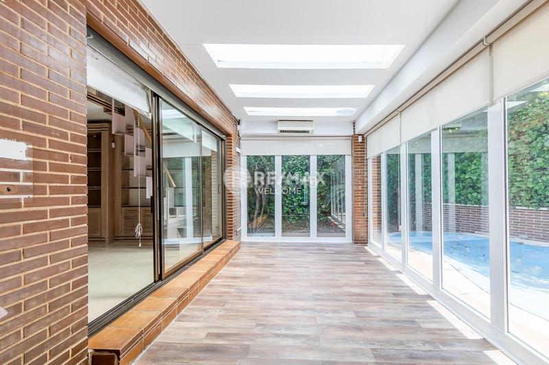 Foto 4ad997bd-58bf-47ff-aa8e-bb9825b2d186. Casa pareada chalet exclusivo con jardín, piscina y ascensor privado en arturo soria en Madrid