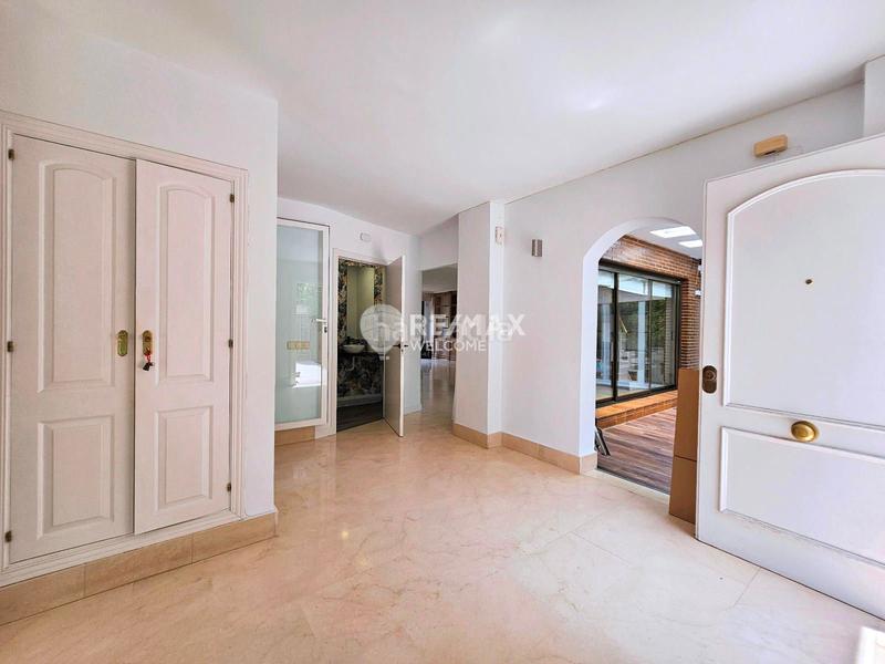 Foto 4e929306-b494-4078-b8d4-34f4f0399f5a. Casa pareada chalet exclusivo con jardín, piscina y ascensor privado en arturo soria en Madrid
