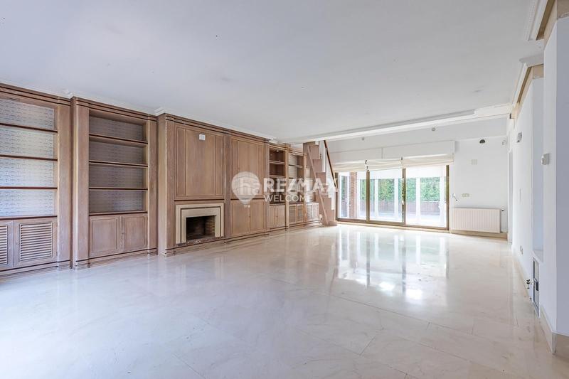 Foto 500d2871-221e-4557-ad94-1ada82362930. Casa pareada chalet exclusivo con jardín, piscina y ascensor privado en arturo soria en Madrid