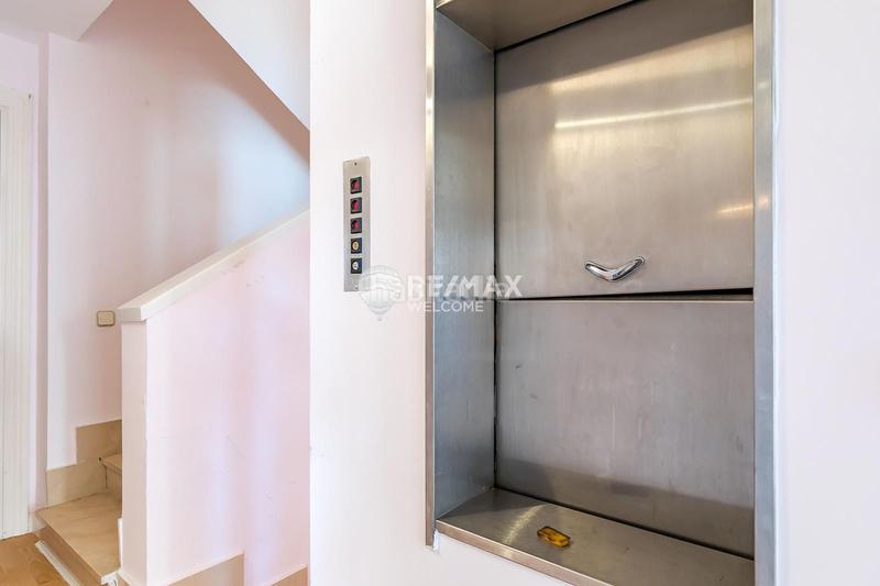 Foto 5314e79d-c9a5-429c-a4ef-051016a94eae. Casa pareada chalet exclusivo con jardín, piscina y ascensor privado en arturo soria en Madrid