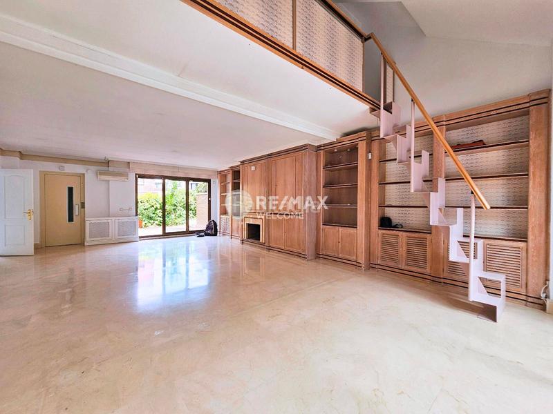 Foto 5ddc2627-fa76-4961-926b-a0687a802c45. Casa pareada chalet exclusivo con jardín, piscina y ascensor privado en arturo soria en Madrid