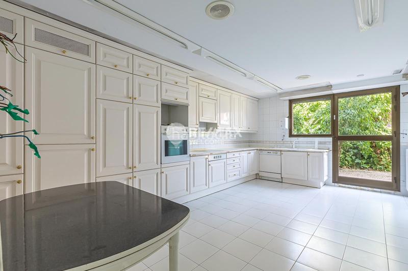 Foto 7c688c80-26c2-4b5a-8447-a44b4706a93f. Casa pareada chalet exclusivo con jardín, piscina y ascensor privado en arturo soria en Madrid
