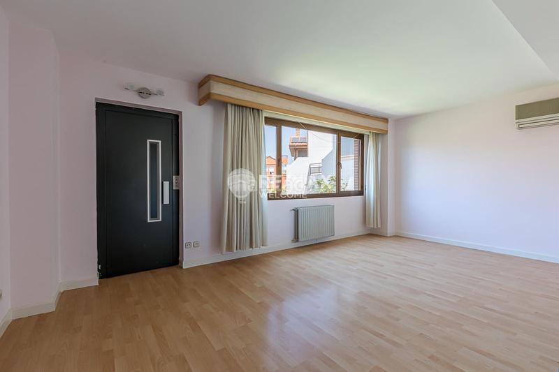 Foto 7ce980ce-60a1-456e-b80e-113a11ec7356. Casa pareada chalet exclusivo con jardín, piscina y ascensor privado en arturo soria en Madrid