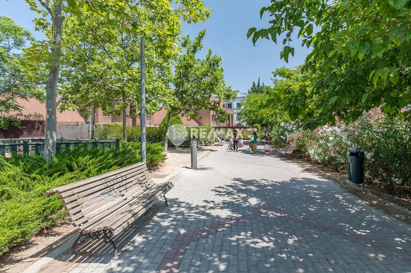 Foto 949ea686-739f-4595-b8f2-0692584910fc. Casa pareada chalet exclusivo con jardín, piscina y ascensor privado en arturo soria en Madrid
