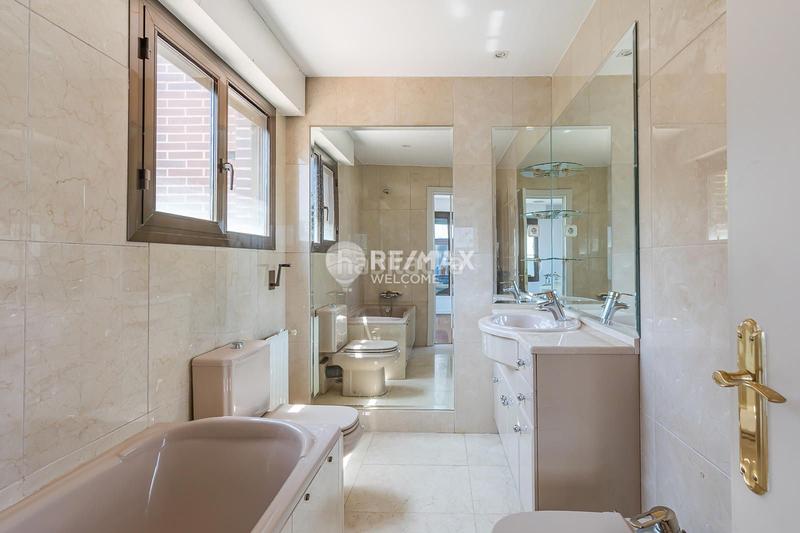 Foto 96e39b23-d619-457a-b943-17ee889e4e52. Casa pareada chalet exclusivo con jardín, piscina y ascensor privado en arturo soria en Madrid