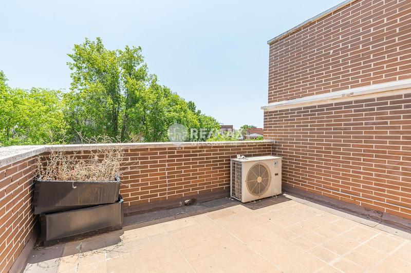 Foto ac8749b4-8f18-4394-9e59-cc5b05724d10. Casa pareada chalet exclusivo con jardín, piscina y ascensor privado en arturo soria en Madrid