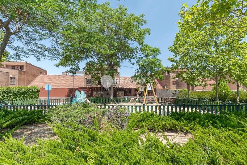 Foto af06200a-d6b5-4224-b0c9-7b123a59234e. Casa pareada chalet exclusivo con jardín, piscina y ascensor privado en arturo soria en Madrid