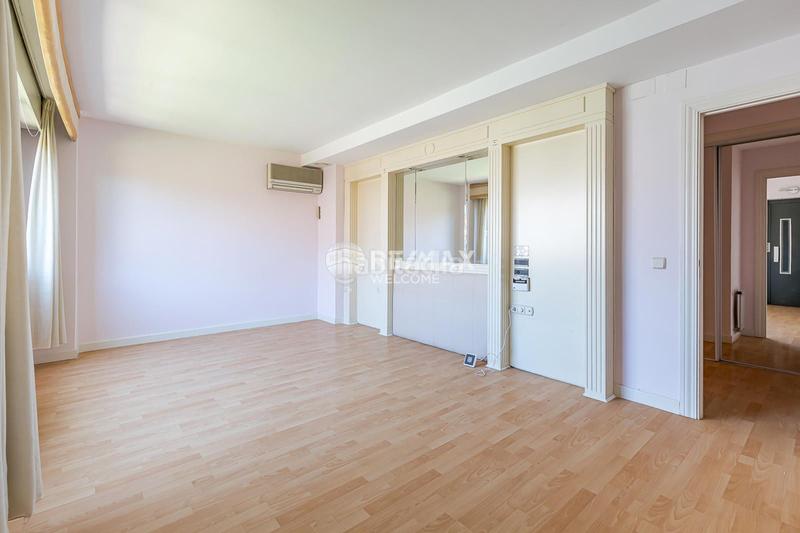 Foto b2cb6bd7-8fce-49a4-990f-a82d29f4336c. Casa pareada chalet exclusivo con jardín, piscina y ascensor privado en arturo soria en Madrid