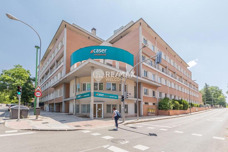 Foto b540396a-8b45-4c58-8e4c-782109e4c90c. Casa pareada chalet exclusivo con jardín, piscina y ascensor privado en arturo soria en Madrid