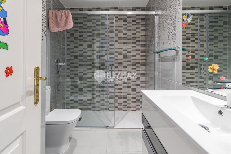 Foto c207ecd6-4166-495f-b2fc-77ddf947b7d5. Casa pareada chalet exclusivo con jardín, piscina y ascensor privado en arturo soria en Madrid