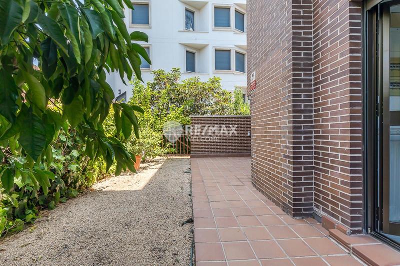 Foto c6cc805b-868d-4a0a-8fd9-7b28cfe3145f. Casa pareada chalet exclusivo con jardín, piscina y ascensor privado en arturo soria en Madrid
