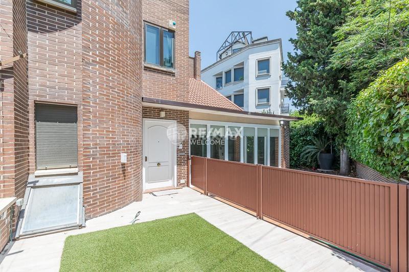 Foto c9b8b822-321f-49f0-8273-3d9d9900fee6. Casa pareada chalet exclusivo con jardín, piscina y ascensor privado en arturo soria en Madrid