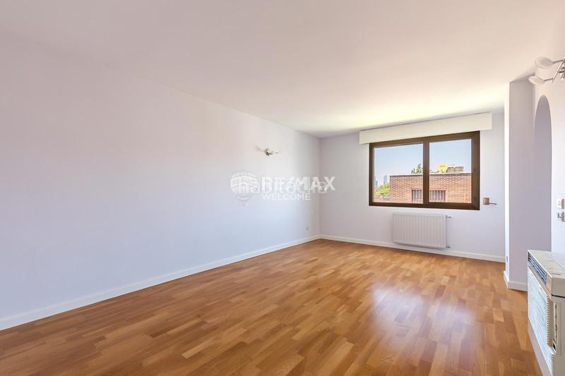 Foto ccee91f5-5f8a-4aa1-bdb2-cf53ab946403. Casa pareada chalet exclusivo con jardín, piscina y ascensor privado en arturo soria en Madrid
