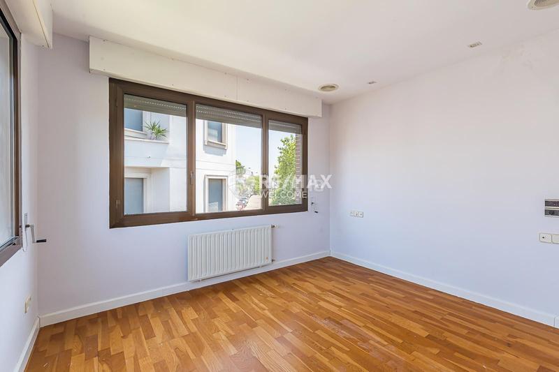 Foto d03a0cdc-8625-41b2-bcfc-0d287b772dd7. Casa pareada chalet exclusivo con jardín, piscina y ascensor privado en arturo soria en Madrid