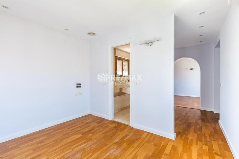 Foto d7b2d5a7-8925-483d-a4c9-065decd750db. Casa pareada chalet exclusivo con jardín, piscina y ascensor privado en arturo soria en Madrid