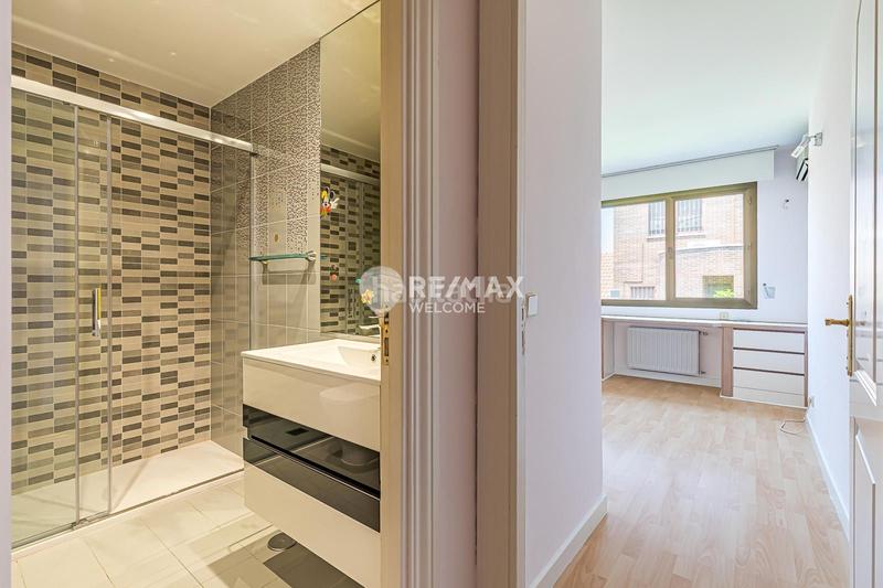 Foto dba60fe0-2ece-4804-9d21-af5b227477ea. Casa pareada chalet exclusivo con jardín, piscina y ascensor privado en arturo soria en Madrid