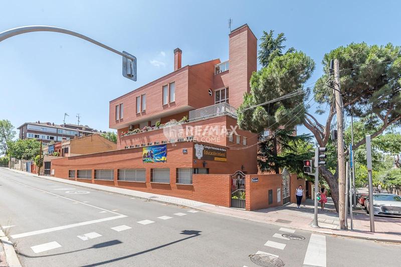 Foto e14990c3-8a75-4d51-ab0d-2a0bcb62bce4. Casa pareada chalet exclusivo con jardín, piscina y ascensor privado en arturo soria en Madrid