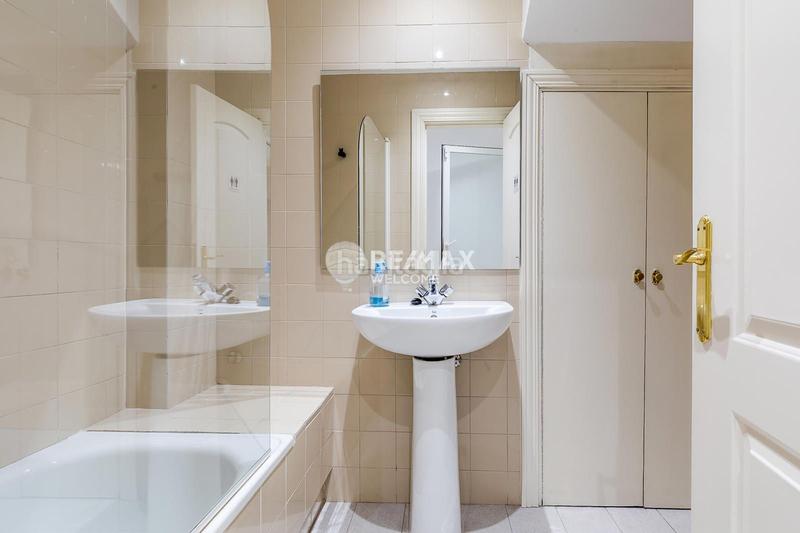 Foto e509cc9c-1979-48bb-9905-de0454f96e6e. Casa pareada chalet exclusivo con jardín, piscina y ascensor privado en arturo soria en Madrid