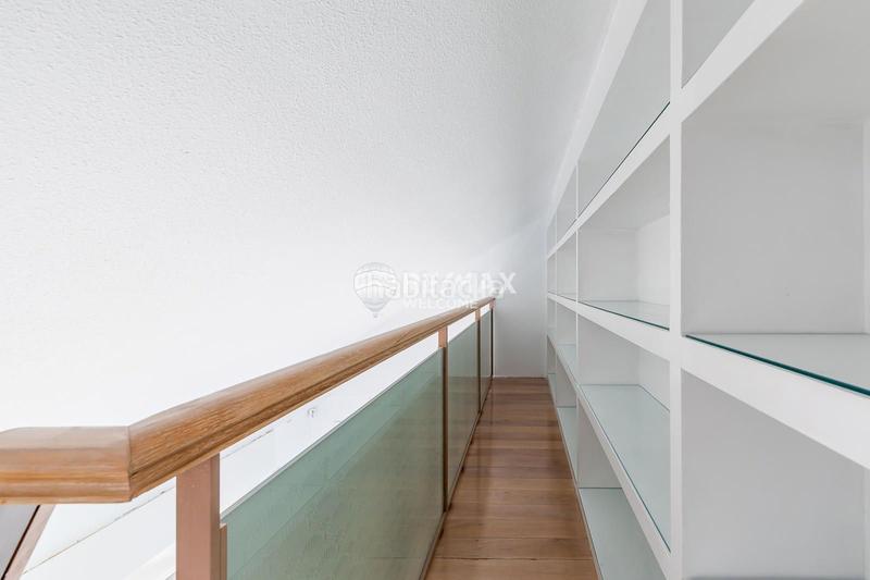 Foto e9b6d78a-6e0c-4915-8057-8bbdd7e32190. Casa pareada chalet exclusivo con jardín, piscina y ascensor privado en arturo soria en Madrid