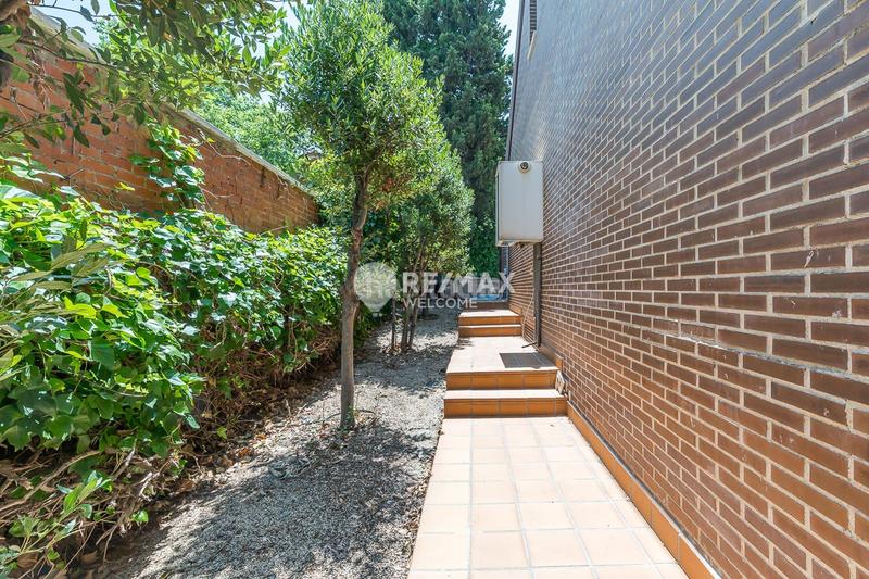 Foto e9ebd52e-ee4d-4bbe-b239-43b7c5befb4b. Casa pareada chalet exclusivo con jardín, piscina y ascensor privado en arturo soria en Madrid