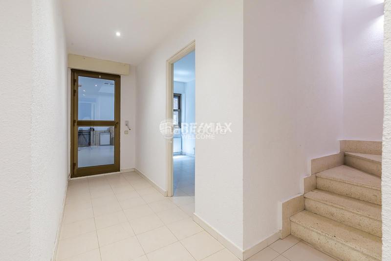 Foto eb6cf023-0d0c-4670-876b-db1c52a33623. Casa pareada chalet exclusivo con jardín, piscina y ascensor privado en arturo soria en Madrid
