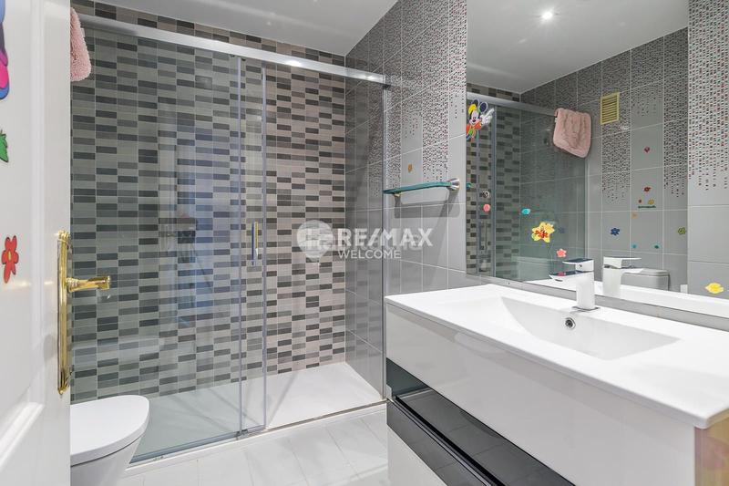 Foto ee020bd5-3bf6-4964-99e6-16ce6329ef92. Casa pareada chalet exclusivo con jardín, piscina y ascensor privado en arturo soria en Madrid