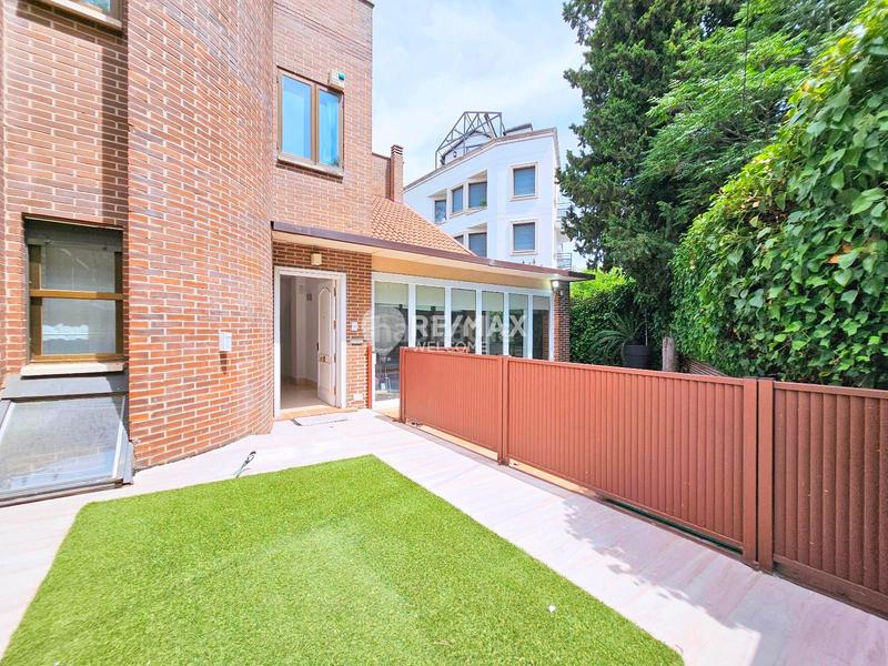 Foto f9249cac-a5dd-4ecc-a3f8-de19163f32fc. Casa pareada chalet exclusivo con jardín, piscina y ascensor privado en arturo soria en Madrid