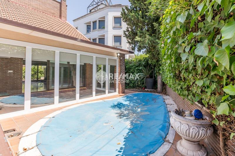 Foto f96cd7e0-96ee-4e7d-b091-a3b08e4a4307. Casa pareada chalet exclusivo con jardín, piscina y ascensor privado en arturo soria en Madrid