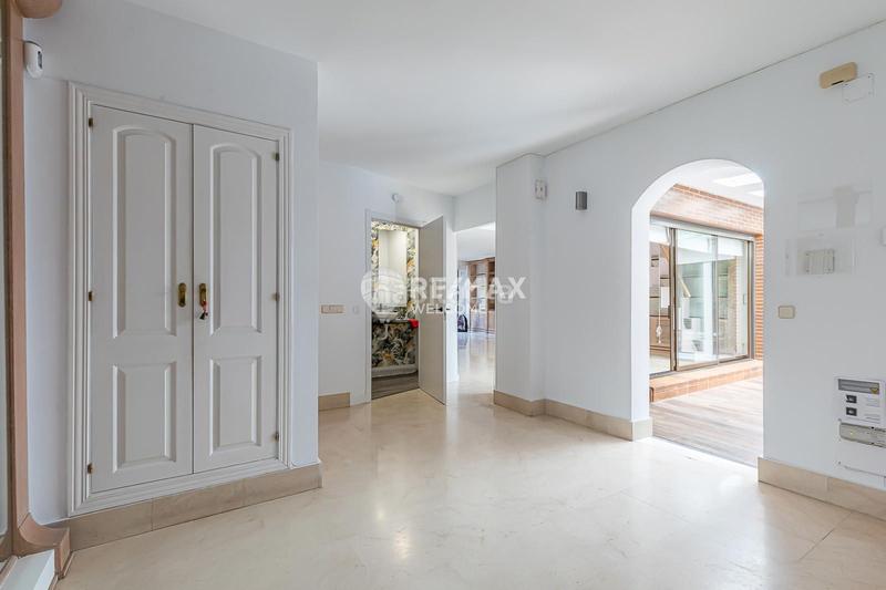 Foto fb47df48-32de-46ea-a195-407c2dca61e5. Casa pareada chalet exclusivo con jardín, piscina y ascensor privado en arturo soria en Madrid